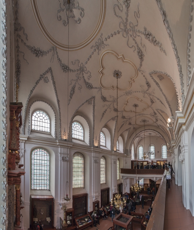 Barrel-vaulted baroque interior of the Klausen Synagogue with stucco decoration and museum display cases